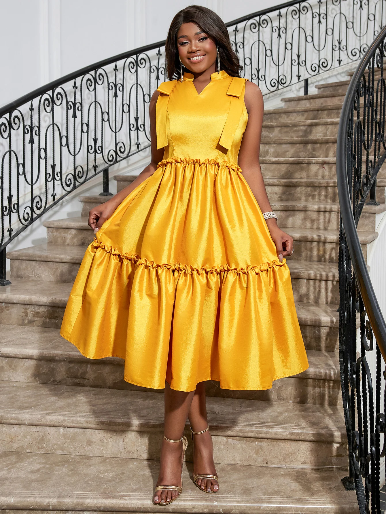 2024最新的黄色v领褶a线无袖女士休闲连衣裙