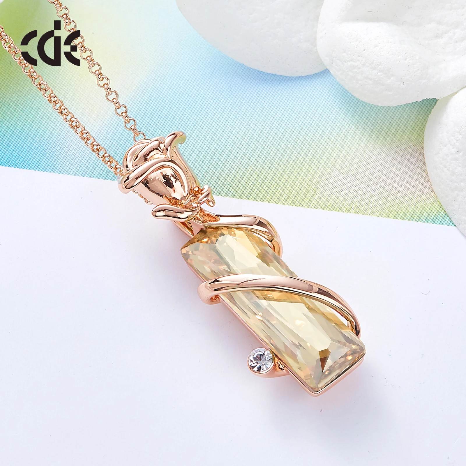 CDE N1764 Fine Jewellery 2023 Dainty Rose Flower Pendant Necklace Women Pink Austrian Crystal Necklace Jewelry Rose Gold Plated