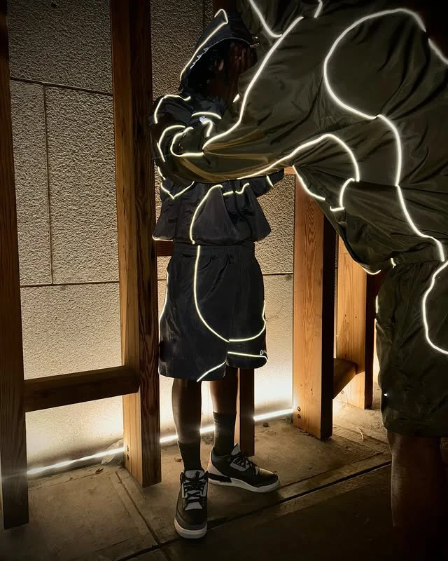 Custom Outdoors Sports Polyester Waterproof Zipper Reflective Windbreaker Nylon Track Suit Jacket and Shorts Set Men manufacture