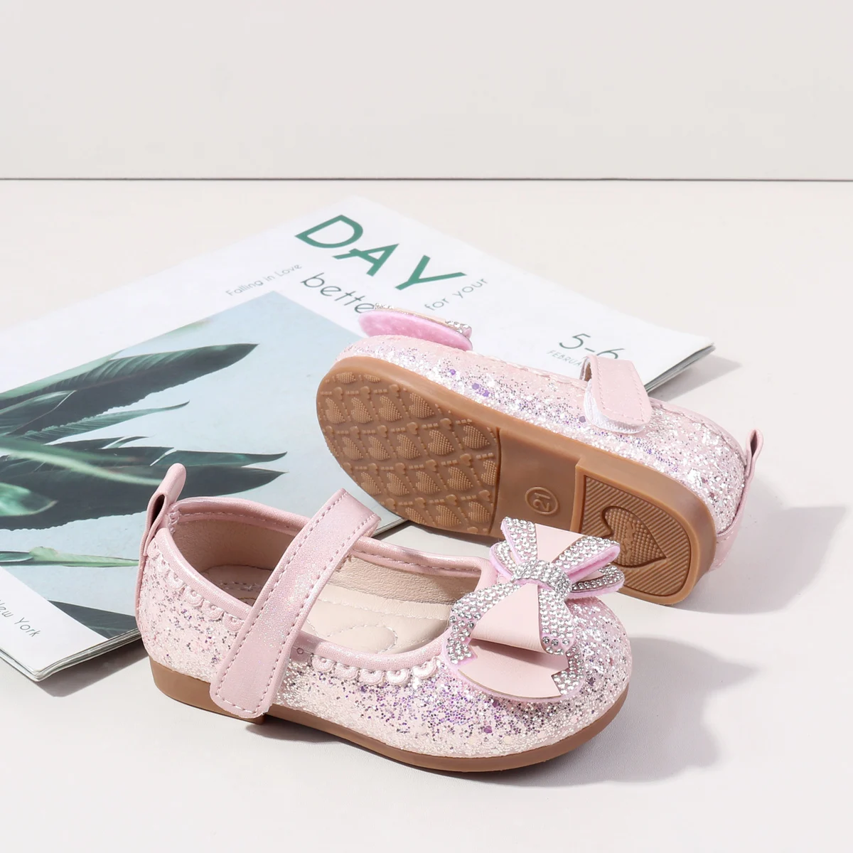 2025 Girls Summer Princess Shoes Anti-Slippery Flat Crystal Pearl Toe Shoes with Loop Soft Bottom for Girls factory