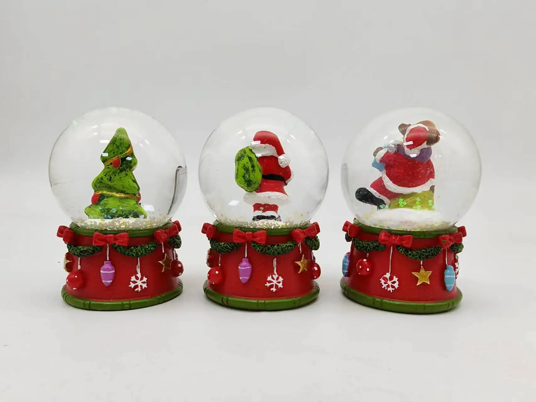 Vente en gros Globe d'eau de neige personnalisé en verre transparent décoratif avec figurine de Noël en résine à l'intérieur du Père Noël éclairé par LED