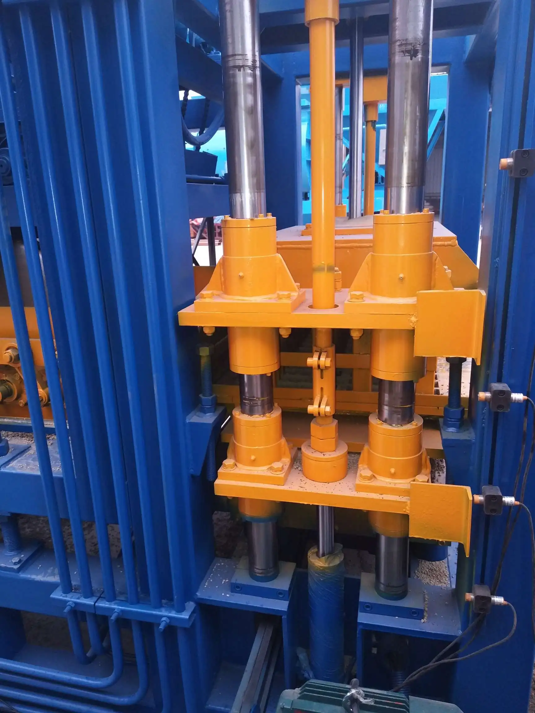 Famous QT4-15 Hydraulic Automatic Block Machine Solid Brick Making Machine with High Quality details