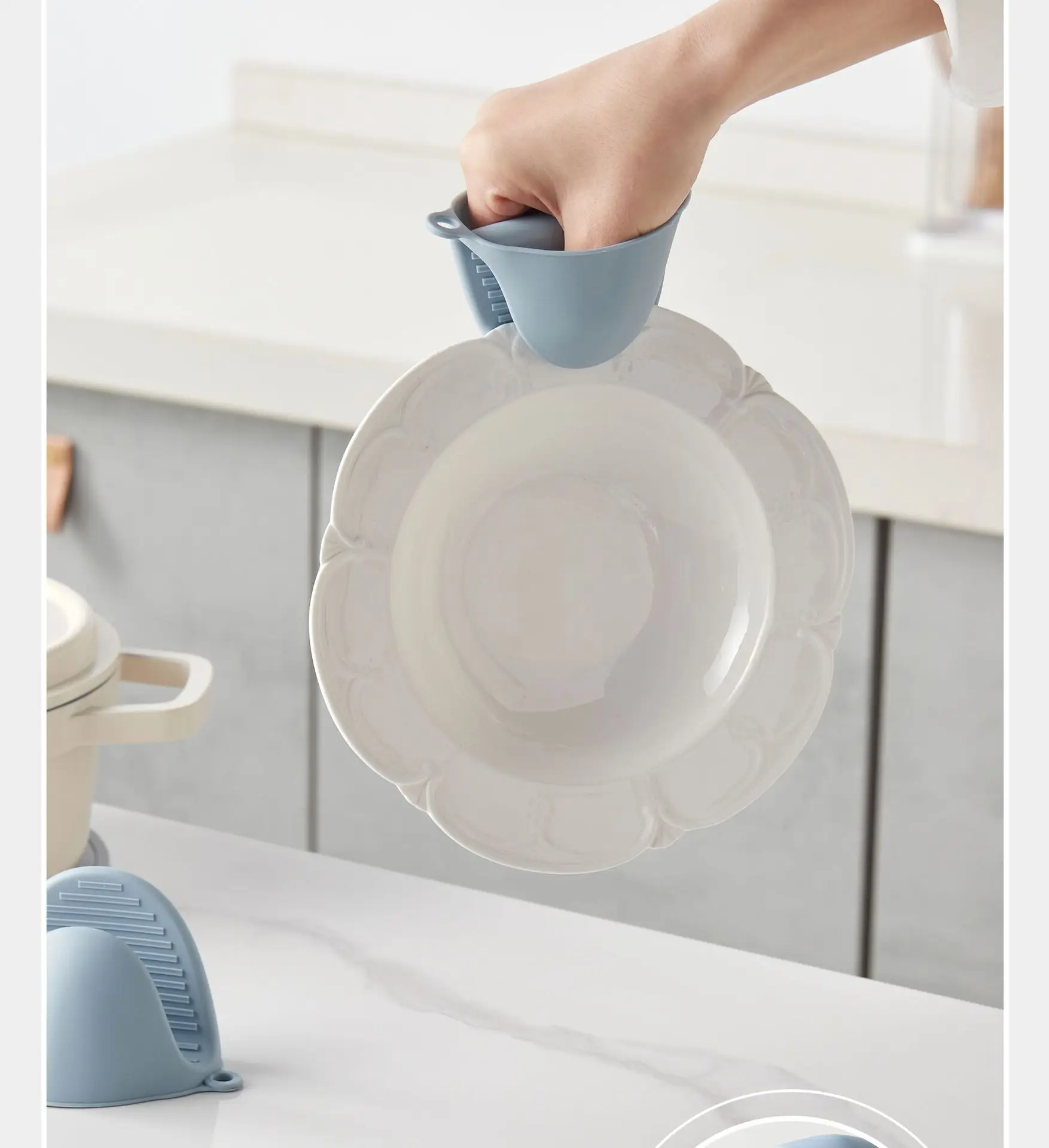 Dotted Design Silicone Thickened Insulated Oven Gloves Kitchen Household Use Heat-Resistant Microwave Baking Gloves Hand Clips manufacture