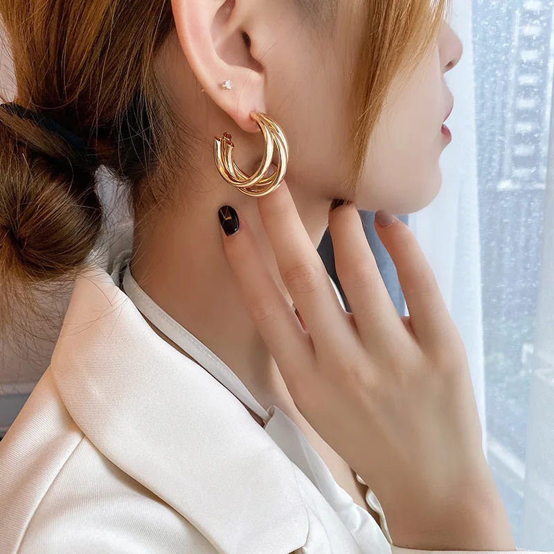 Korean version of the new fashion niche retro personality everything matching C-shaped earrings for women