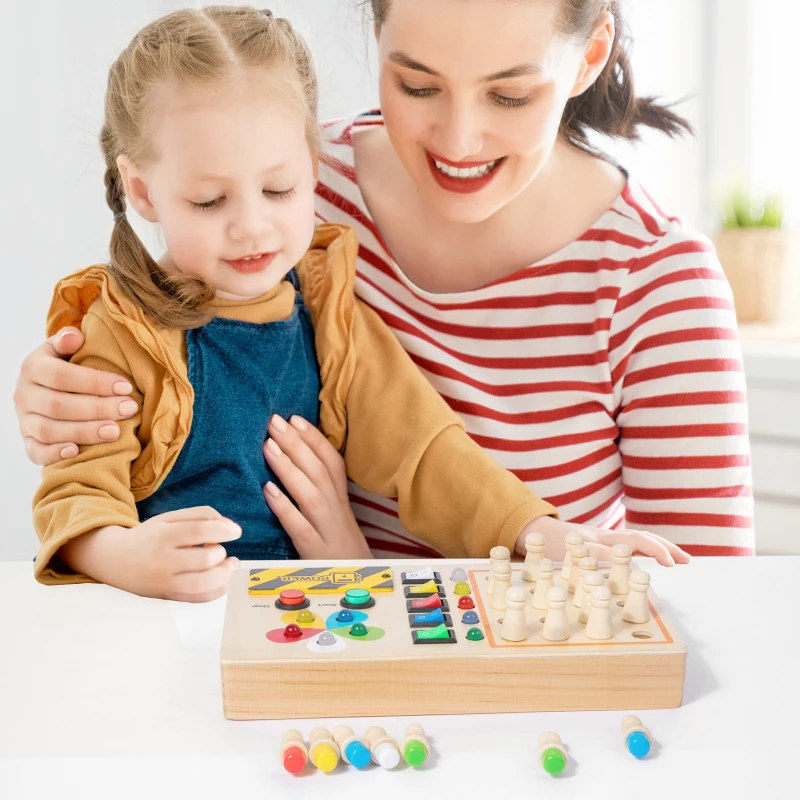 Edukacyjna gra w szachy pamięciowe dla chłopców i dziewcząt Montessori Drewniana tablica do zajęć z 10 diodami LED Aktywność małych dzieci Zabawki podróżne dostawca