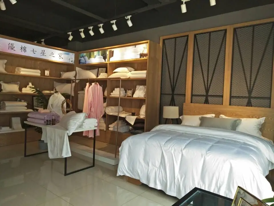 Wholesale Luxury 100% Cotton Polyester Fiber Organic Eco-Friendly Anti-Allergy Double Bed Quilt Modern Patchwork Home White