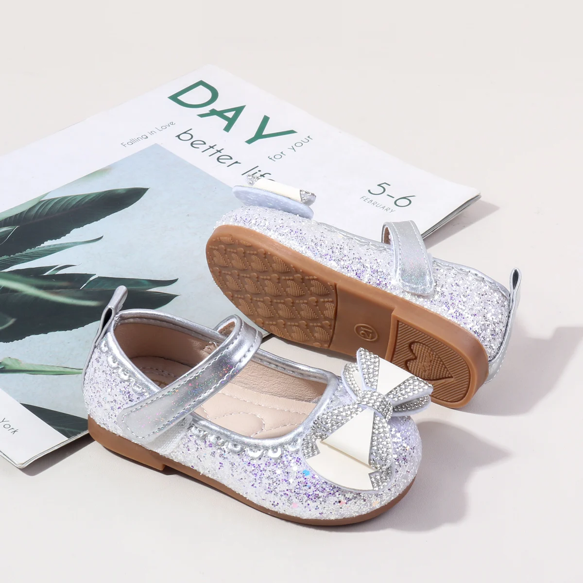 2025 Girls Summer Princess Shoes Anti-Slippery Flat Crystal Pearl Toe Shoes with Loop Soft Bottom for Girls manufacture