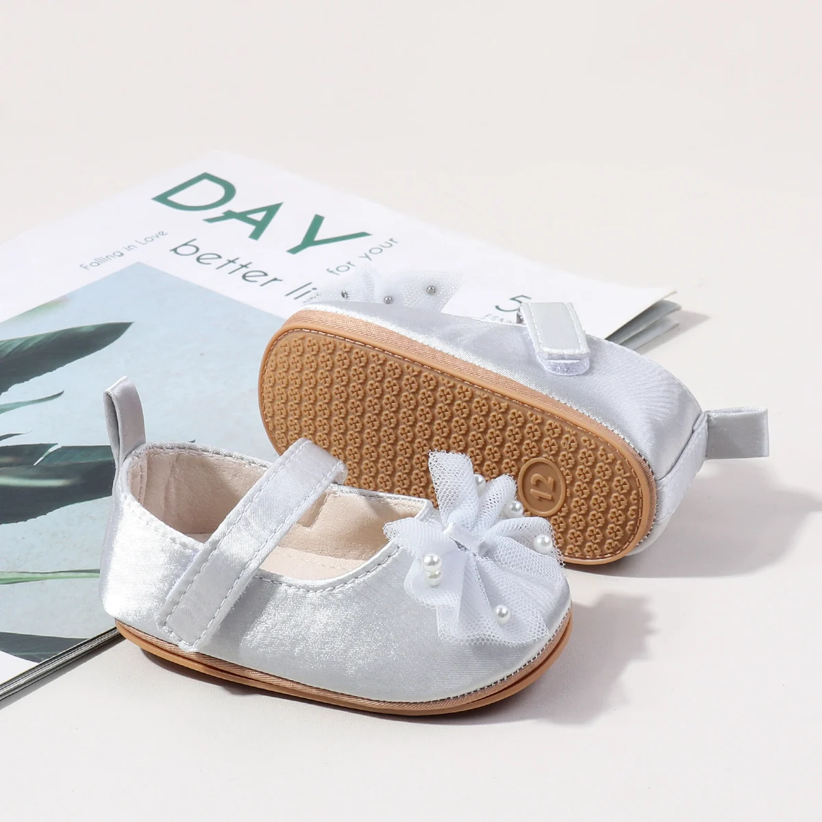 Wholesale Beautiful Flower Design Soft Stain Material Anti-slip Newborn Infant Baby Girls Shoes 2025 details