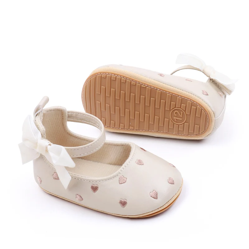 Solid Color PU Leather Baby Girl Princess Shoes Heart-Shaped Pattern with Velvet Bow Decoration Mary Jane Flats Style details