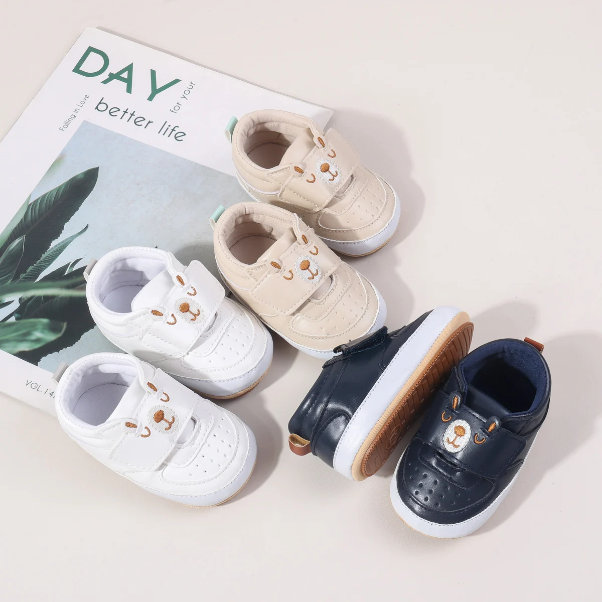 New Arrival High Quality Embroidered Bear Design Hook&loop Prewalker Baby Boys Shoes details