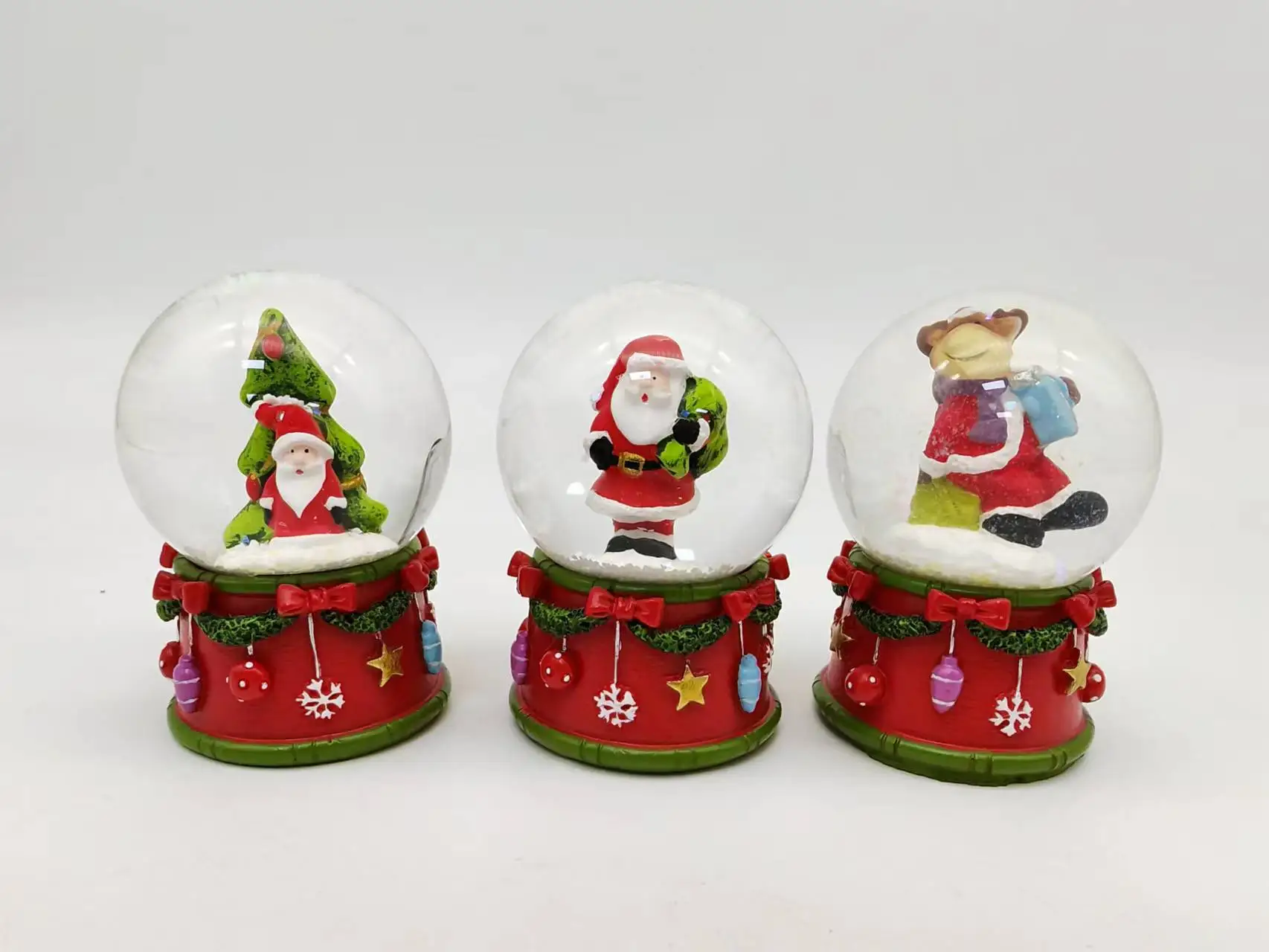 Vente en gros Globe d'eau de neige personnalisé en verre transparent décoratif avec figurine de Noël en résine à l'intérieur du Père Noël éclairé par LED fournisseur