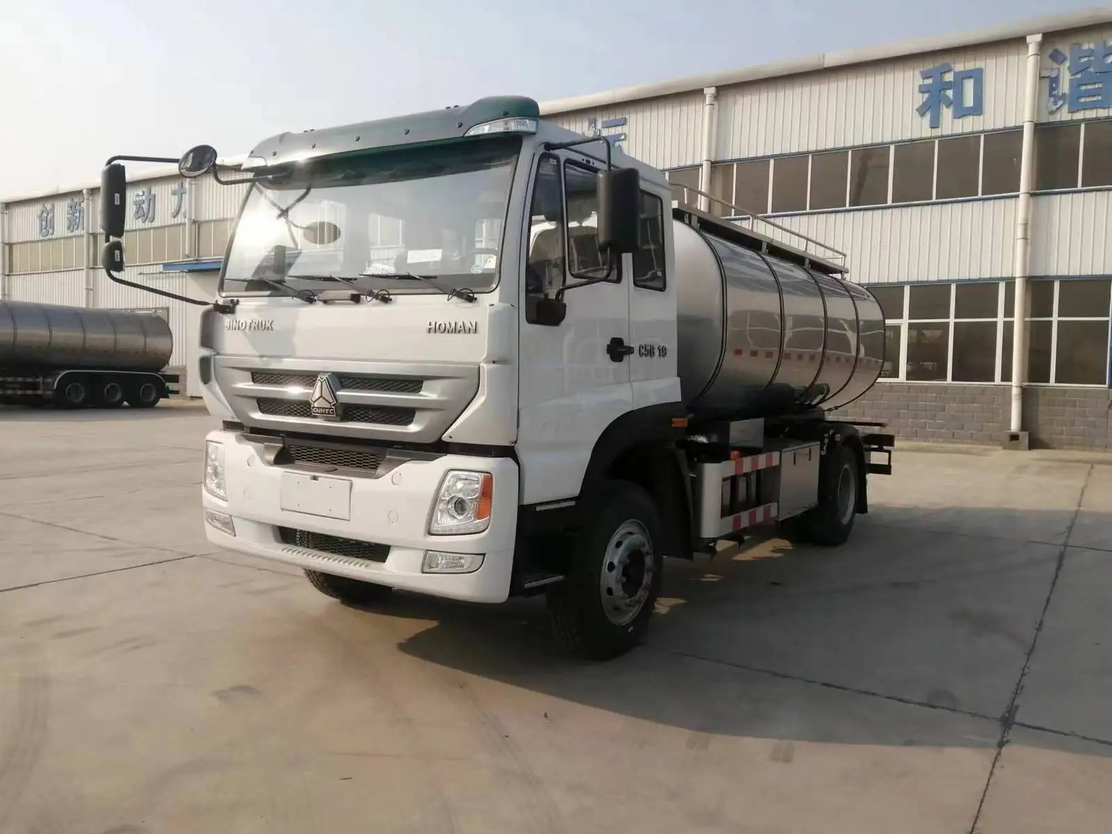 2024 Howo Milk Tanker Truck Sinotruck Sinotruk Light Mini Truck 12000