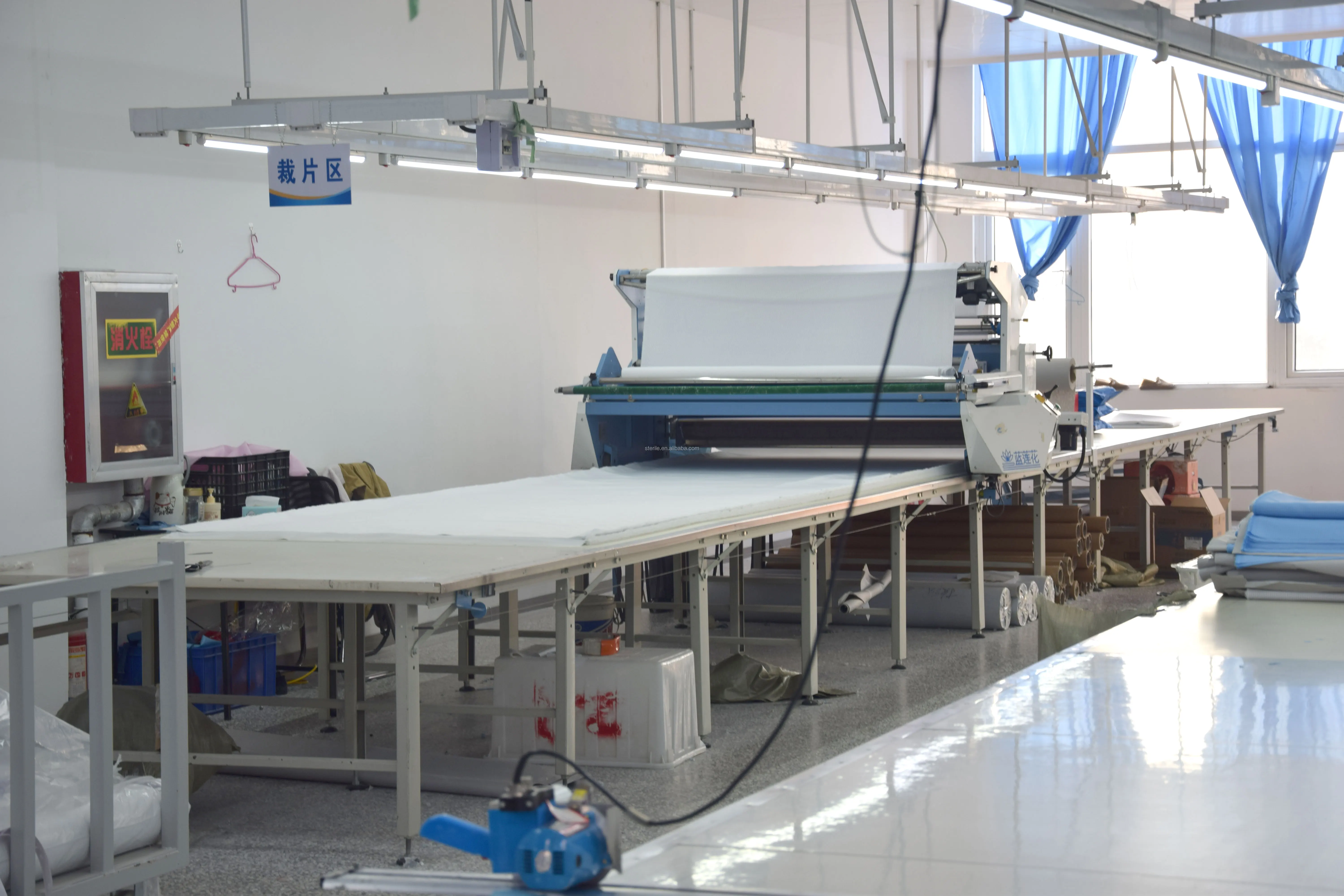 Anti-static Shawl Hood with Dustproof and Breathable Design for Food Processing and Cleanroom Use