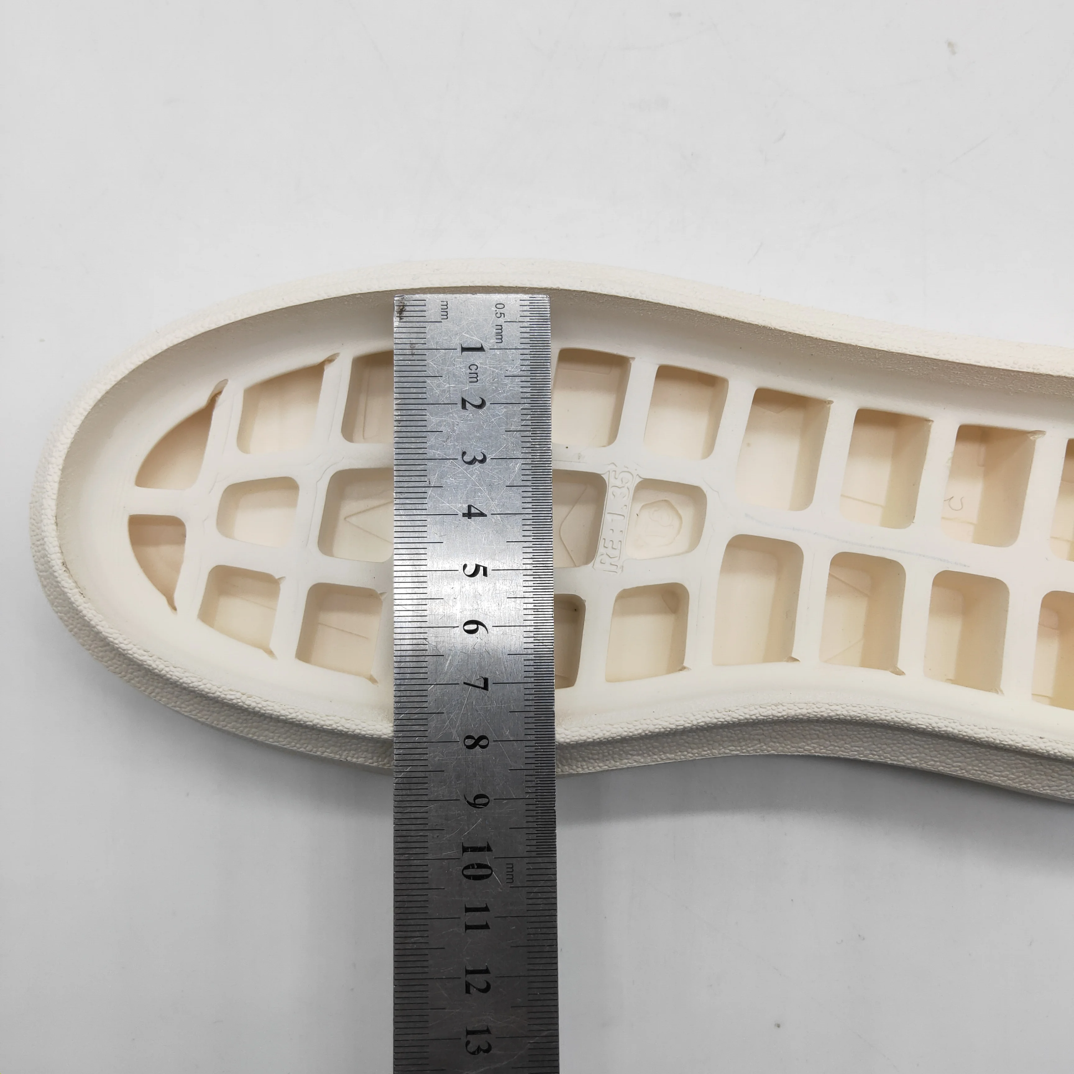 工厂制造价格时尚设计流行IP运动鞋鞋底柔软舒适休闲板鞋外底