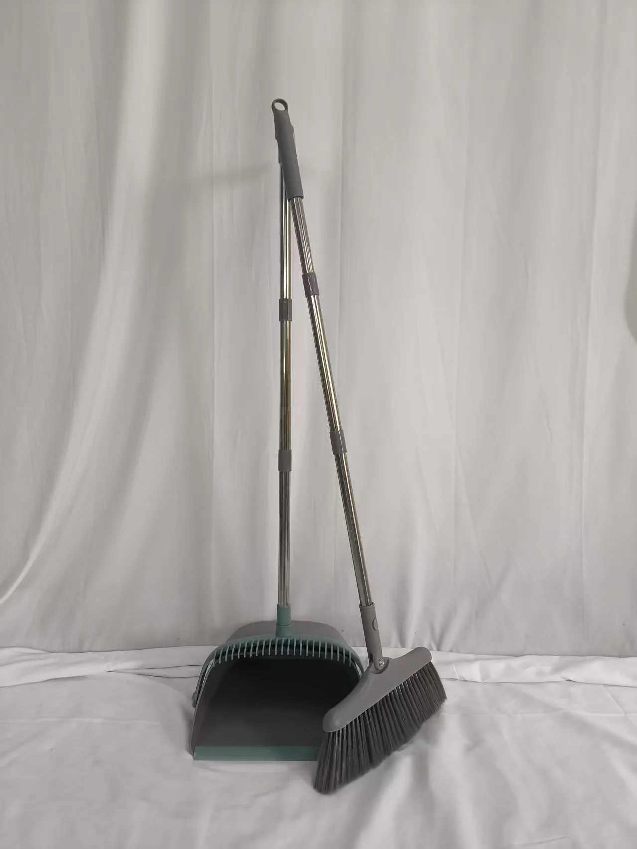 Factory Price 2025 Hot Sale Folding Broom and Dustpan Set Three-section Pole Broom Dustpan with PET Bristle, Household Items