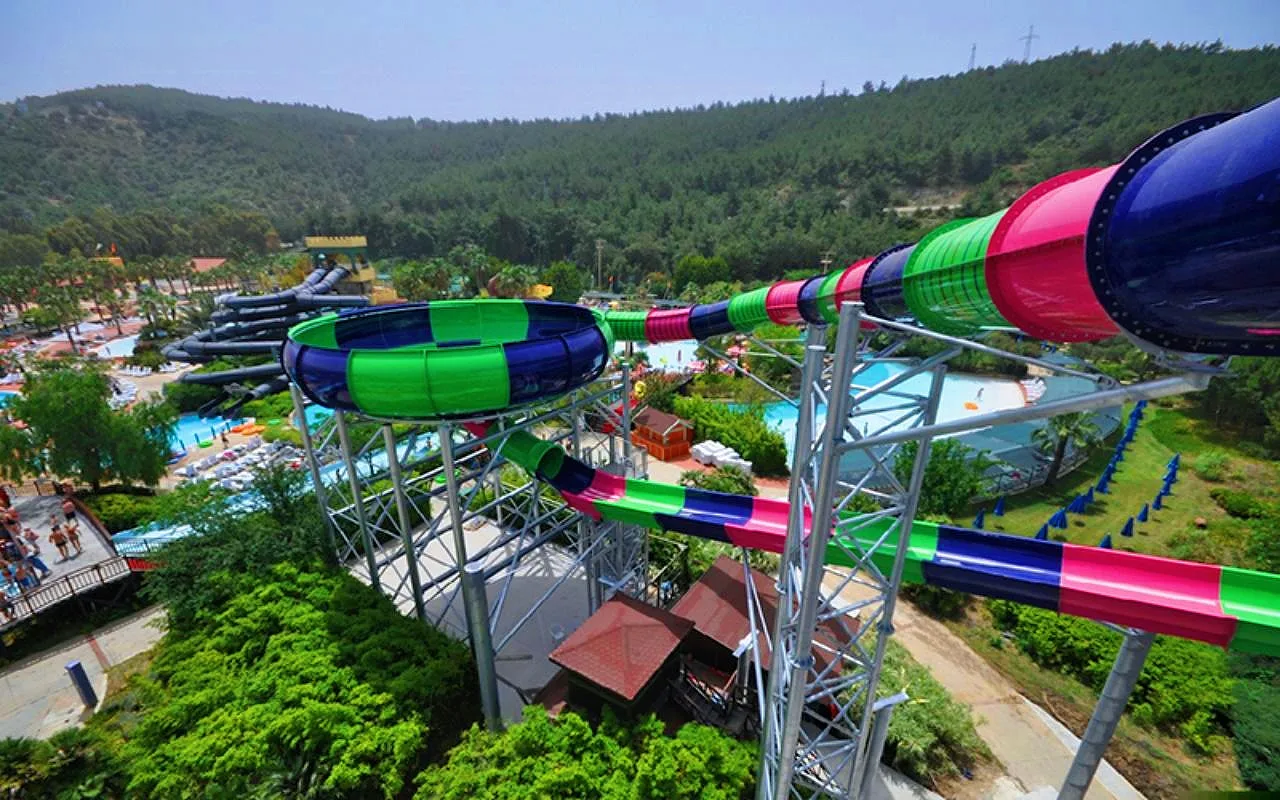 Commercial Grade Fiberglass Water Park Slide with Pool End in Customized Colors and Sizes