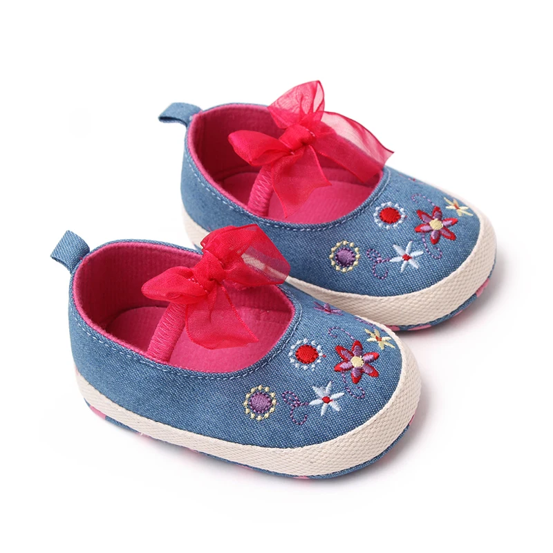 2023 Flower Embroidery Design Soft Sole Denim Newborn Baby Girl Shoes manufacture