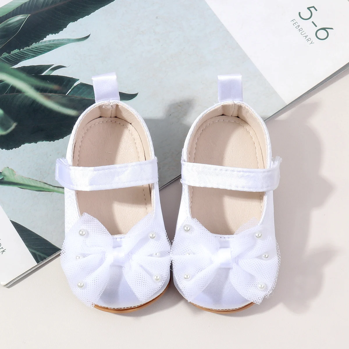 Wholesale Beautiful Flower Design Soft Stain Material Anti-slip Newborn Infant Baby Girls Shoes 2025 details