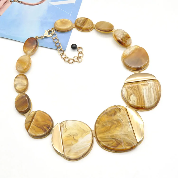 Custom color amber color acrylic choker jewelry for women trendy gold plated necklace