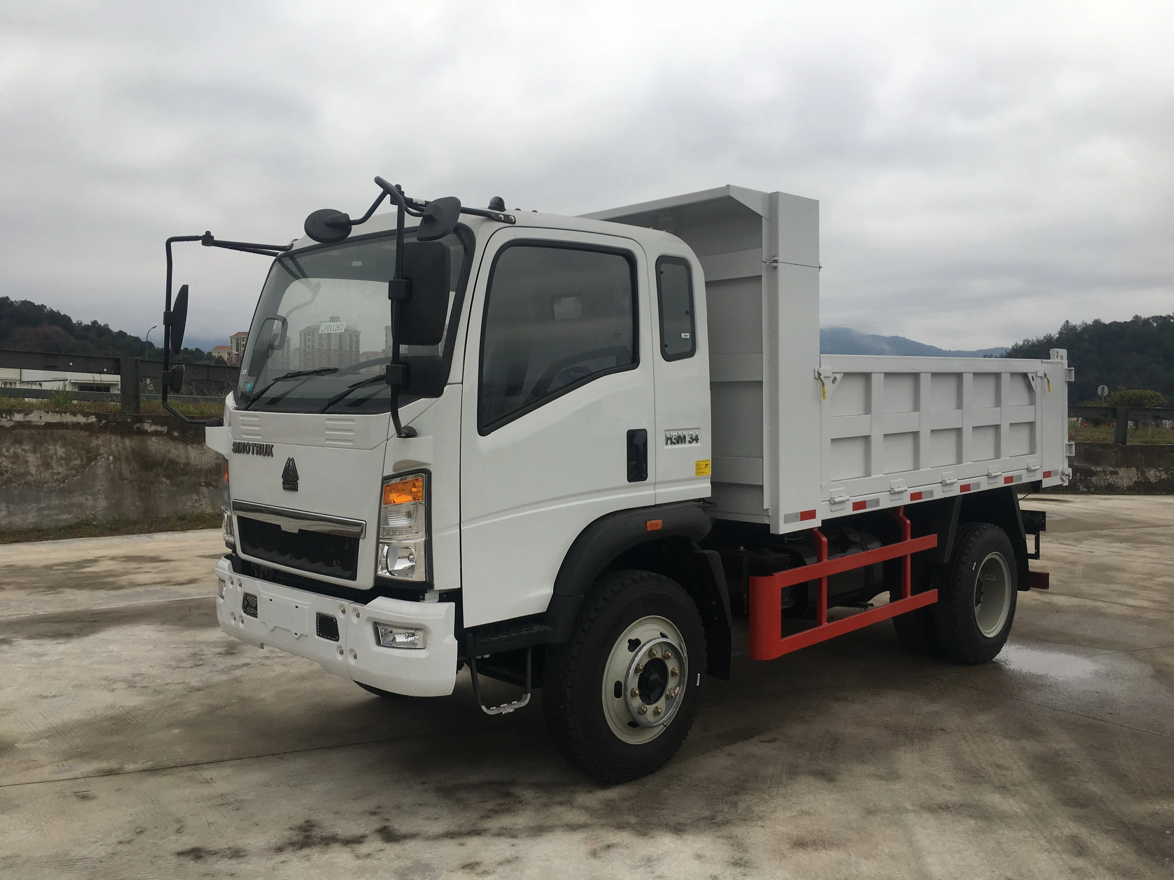 SINOTRUK HOWO 15 Ton 15m³ Heavy Duty Dump Truck for Construction & Mining 1