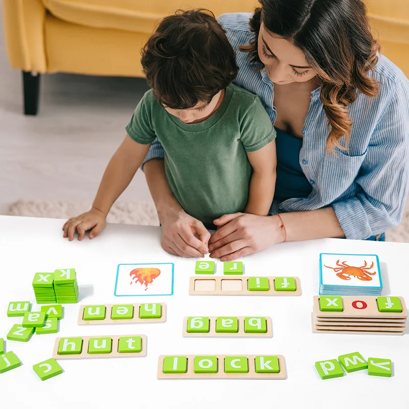 2024 Illumination Puzzle en bois pour enfants unisexe bloque 26 lettres orthographe jouets de maternelle pour l'interaction parent-enfant fournisseur