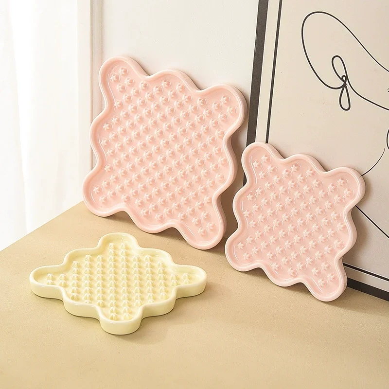 New hot pet licking plate cat and dog bowl ceramic material easy to clean pet supplies details