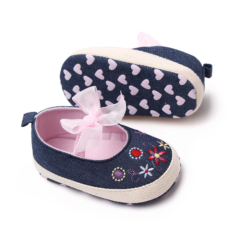 2023 Flower Embroidery Design Soft Sole Denim Newborn Baby Girl Shoes manufacture