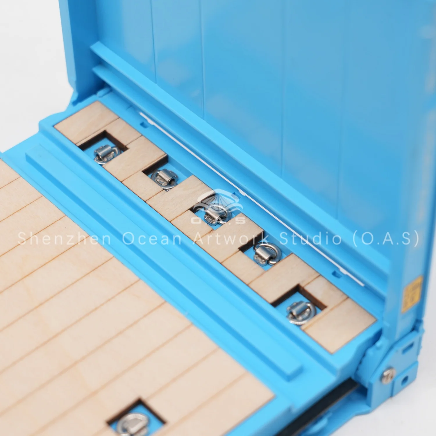 Premium Flat Rack Container Model for shipping line display and logistics presentation. It vividly shows land transportation and destination port scenarios. Customizable logos and colors available. Great ornament for exhibition, teaching and corporate gifts. Factory direct supply, support sample and bulk orders for maritime & logistics clients.Amber@vesselmodel.com Tel:+86 18038048785