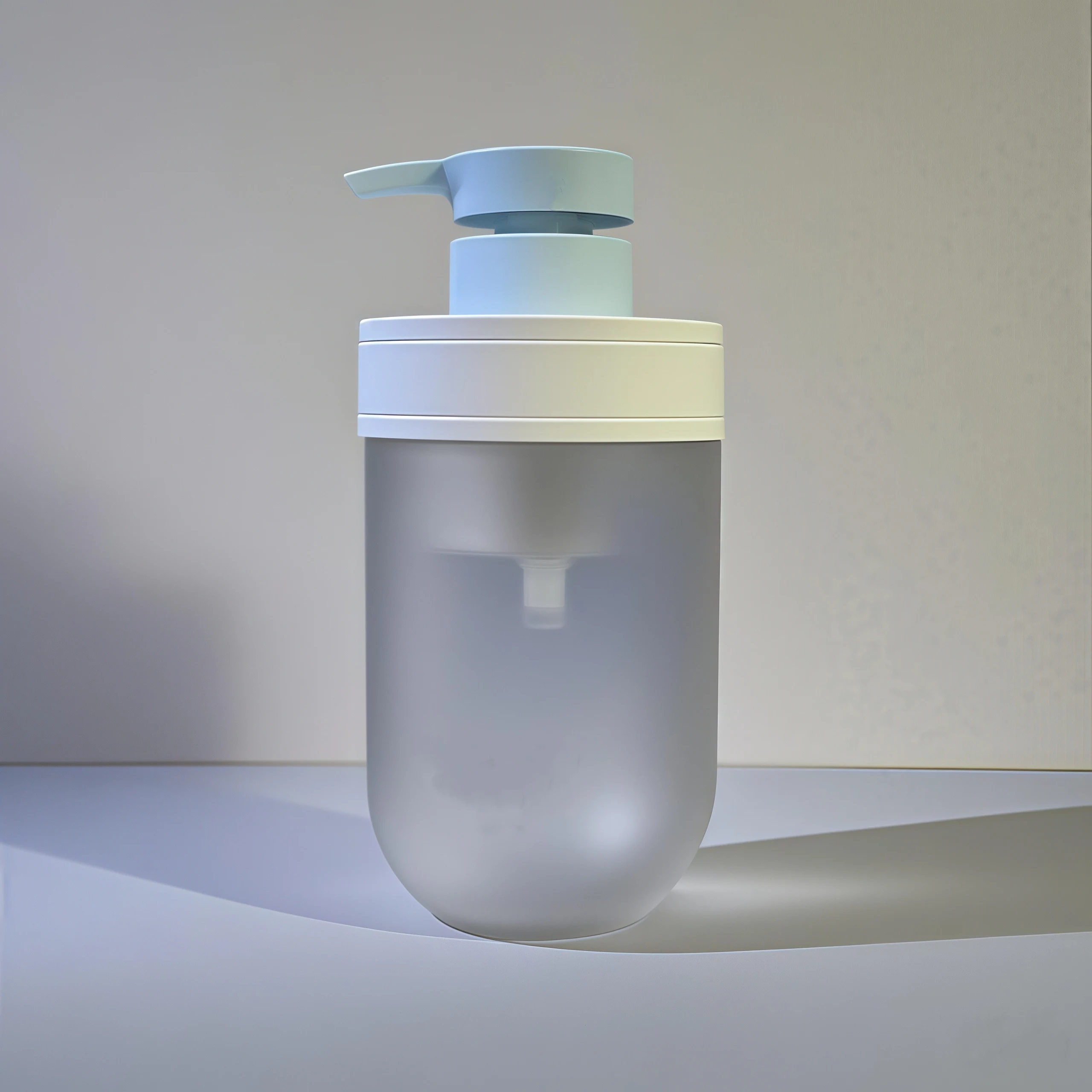 PET Plastic Cosmetic Bottle 300-500ml with Pump Sealing and Shoulder Cover for Hand Wash and Beauty Packaging