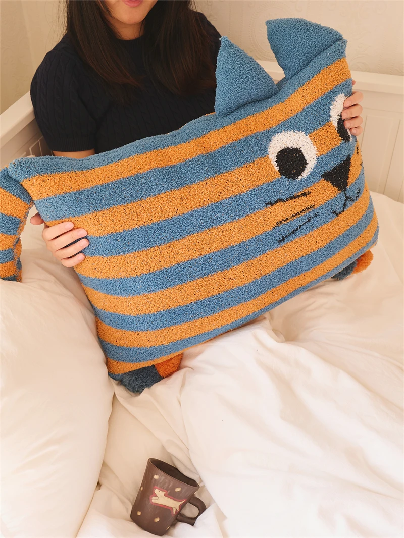 product new arrival super 100 polyester yarn funny cat toy pattern knitted pillowcase for bedroom mj-61