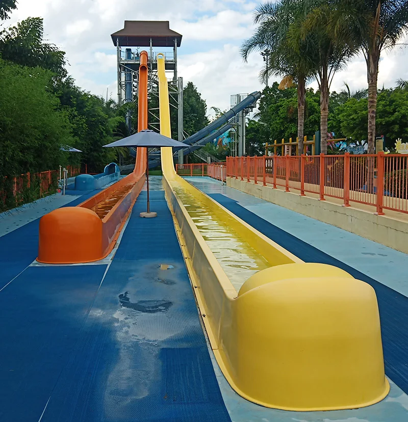 Customized Size 6-8mm Thickness Fiberglass Water Park Slide with Over 10 Years Service Life for Outdoor Use