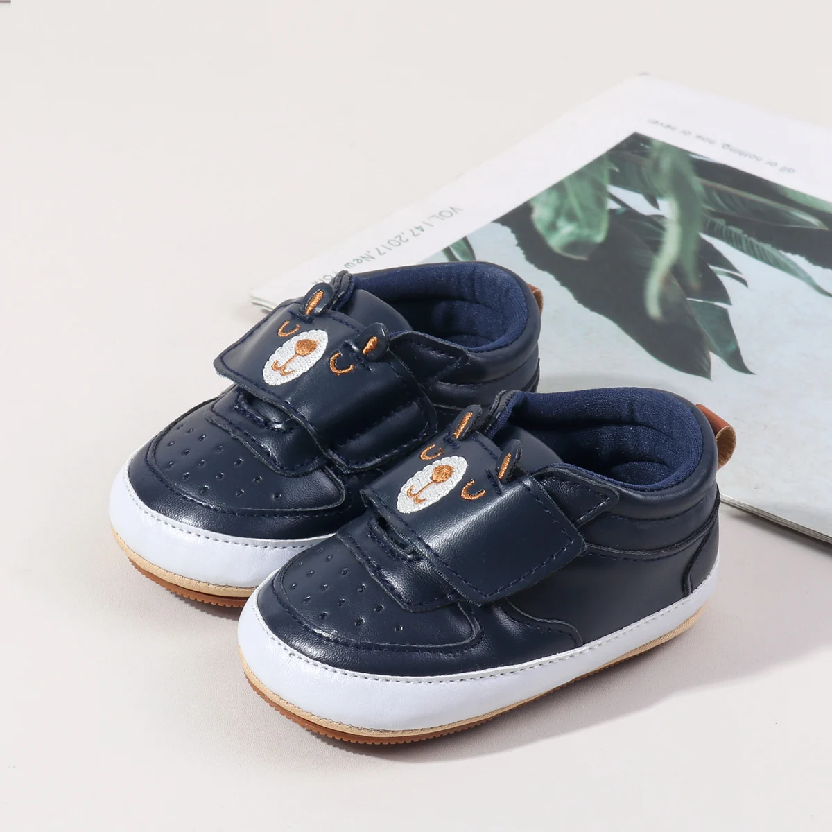 New Arrival High Quality Embroidered Bear Design Hook&loop Prewalker Baby Boys Shoes details