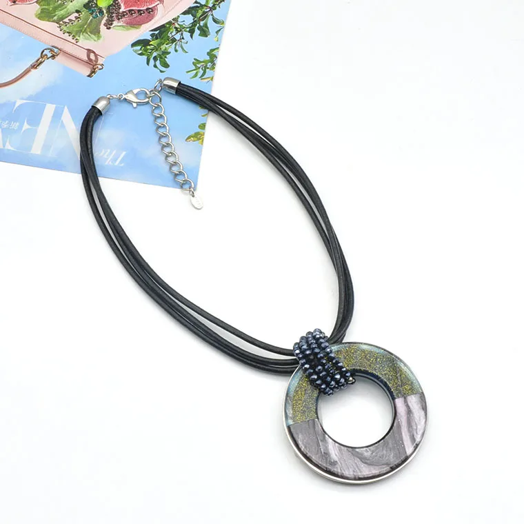 Factory direct sale two tone round acrylic pendant jewelry women choker necklace leather