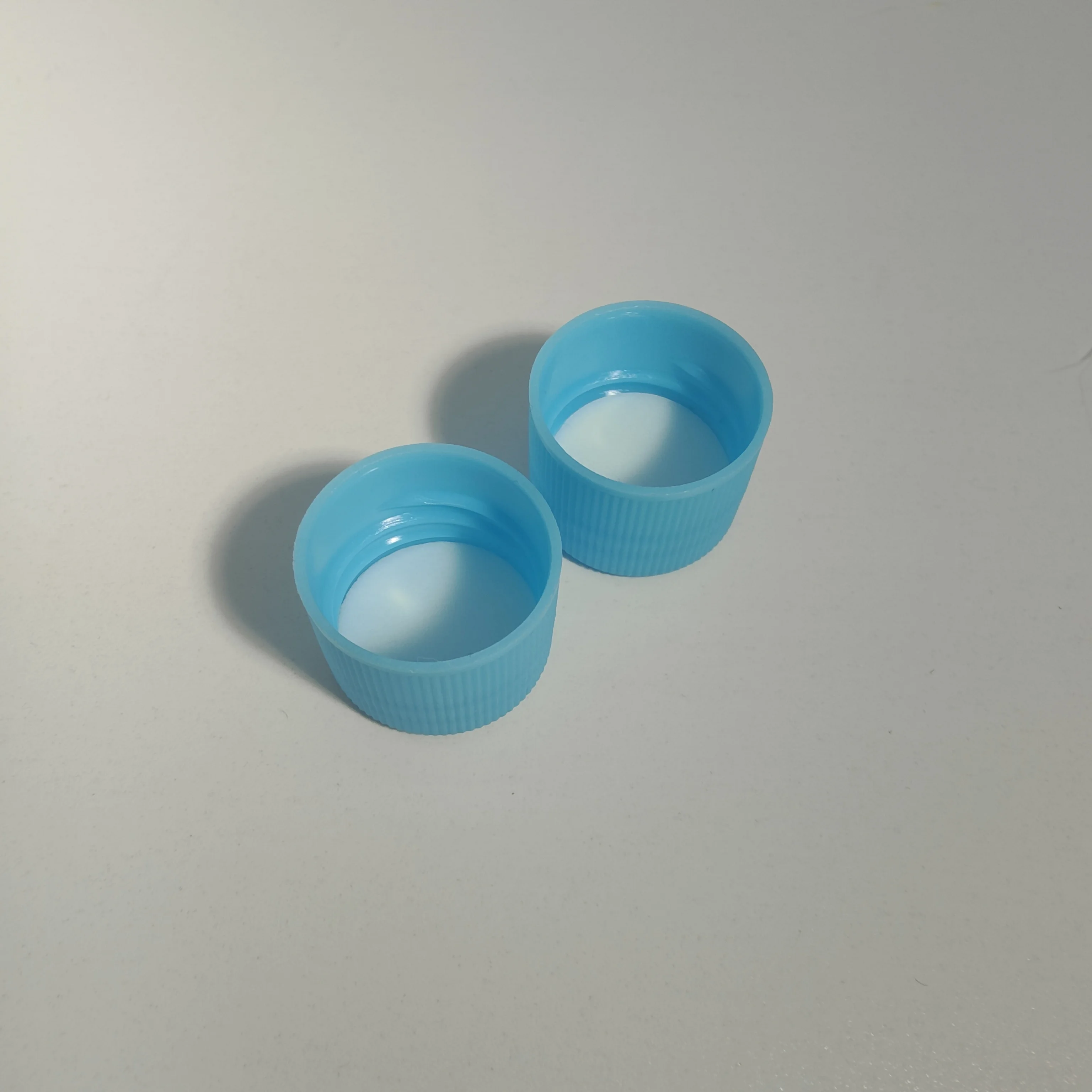 28mm hot sale plastic screw cap cosmetic cap with gasket blue beverage cap-28