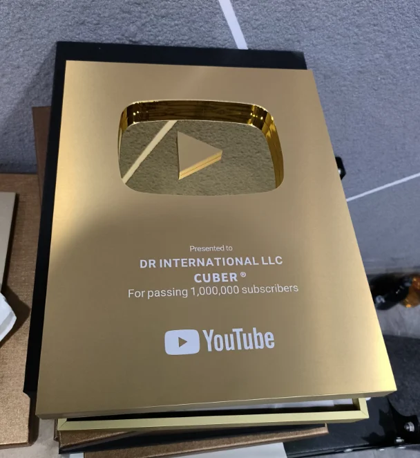 prodotto piccolo ponte alta qualità personalizzato promozionale pulsante di riproduzione di YouTube targa scudi in argento di alta qualità premi trofeo di YouTube-35