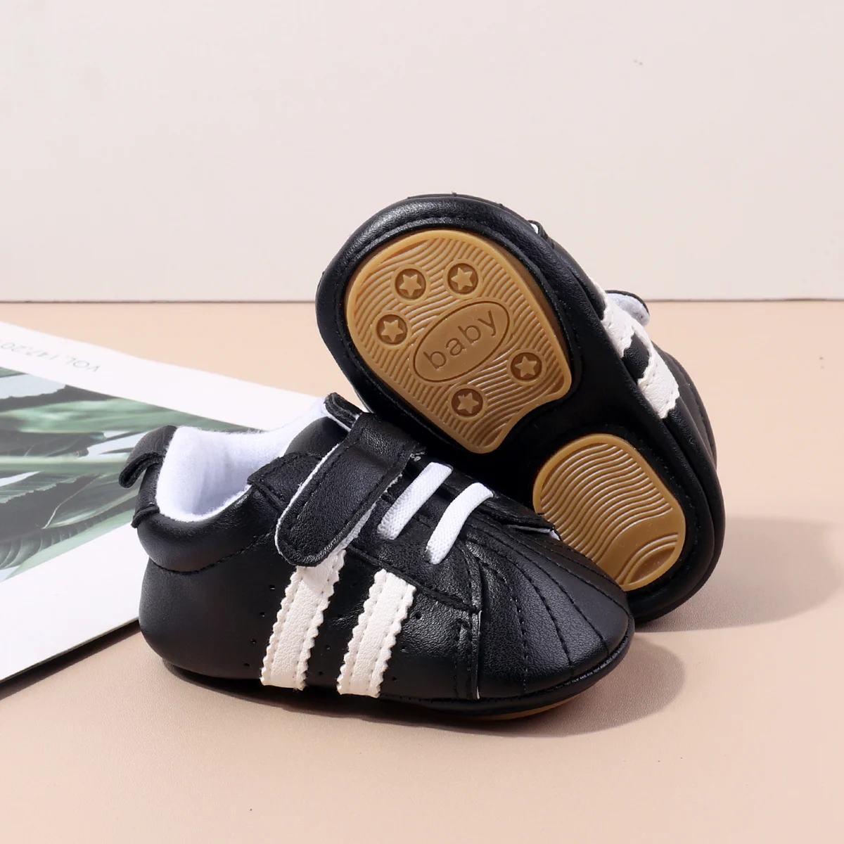 High Quality Unisex Flat Shoes Shiny Baby Shoes with Red Heart Fashion Design Breathable and Hot Selling Wholesale factory