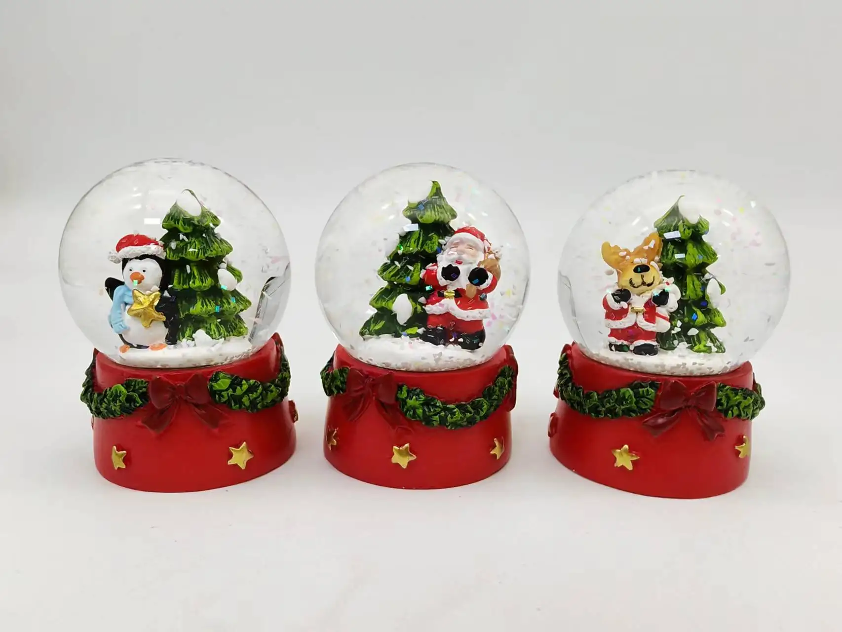 Vente en gros Globe d'eau de neige personnalisé en verre transparent décoratif avec figurine de Noël en résine à l'intérieur de l'usine éclairée par LED du Père Noël