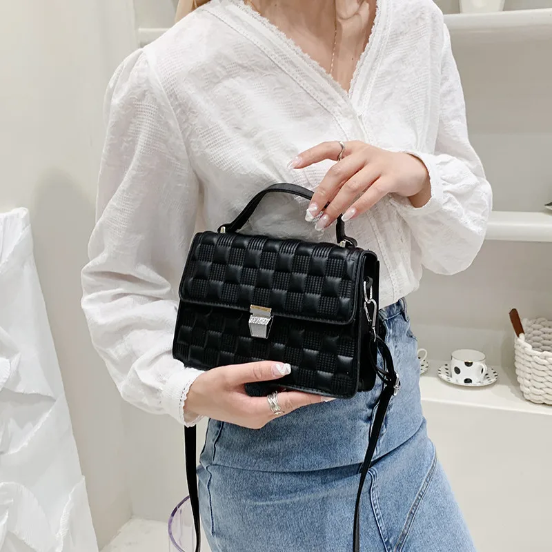 BOLSO CUADRADO PEQUEÑO DE MENSAJERO HEBILLA DE CADENA GRUESA DE METAL –  Beshaaa