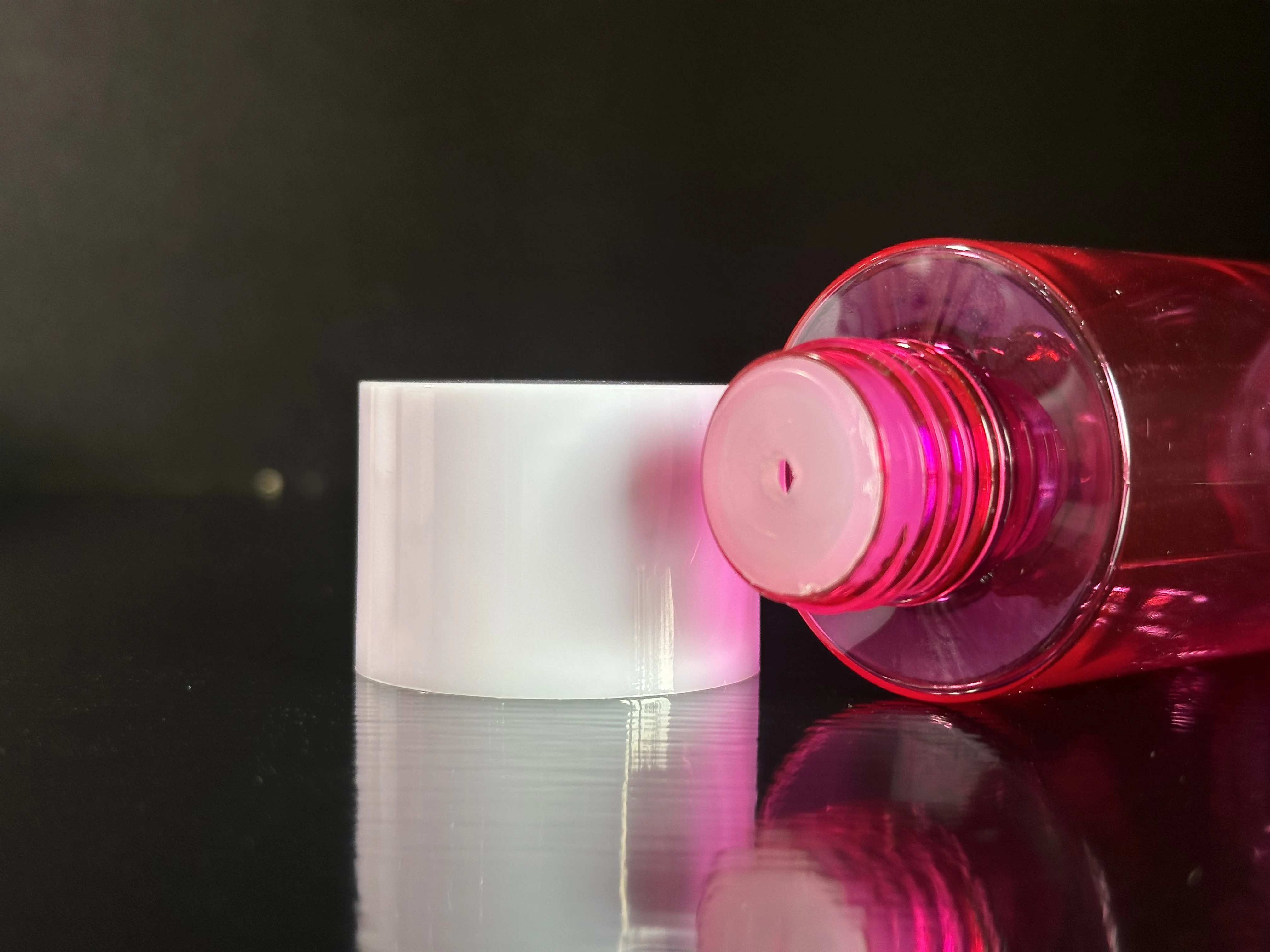 Custom Supply Red Clear PET Plastic Lotion Bottle with Press Disc Cap and 300/400/500ml Capacity