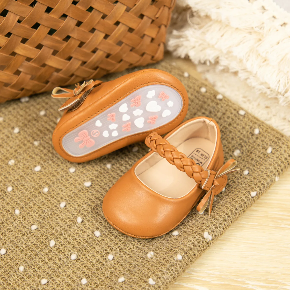 Cross-Border Joker Bow Shallow Princess Toddler Shoes Soft PU Leather Baby Shoes Glitter Upper Flat Design Holidays Wholesale details