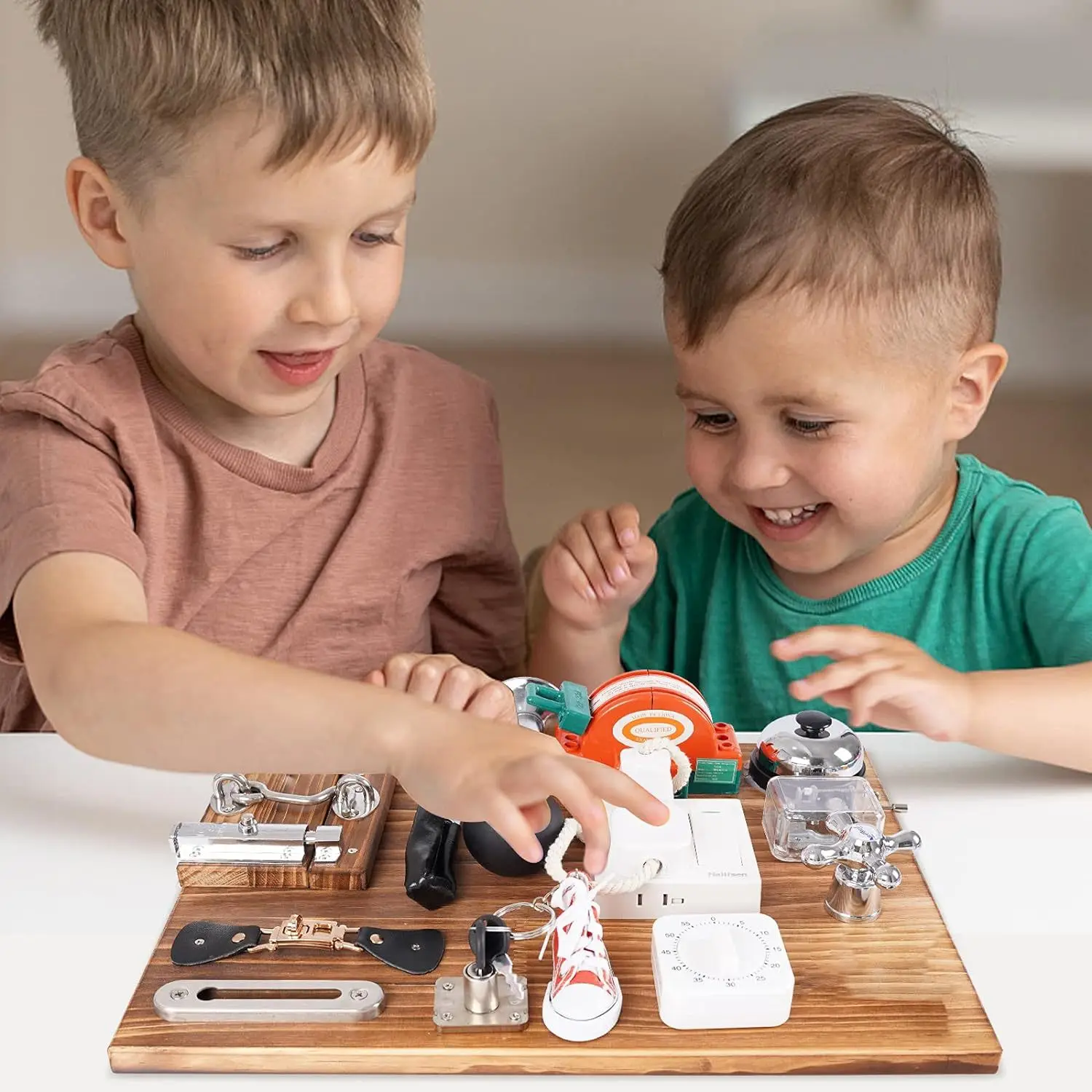 Benutzerdefiniertes Tooddler Busy Board aus natürlichem Holz, Baby-Montessori-Spielzeug, Feinmotorik-Lernspielzeug, Lernspielzeug, Aktivitäts-Sensorik-Board, Details