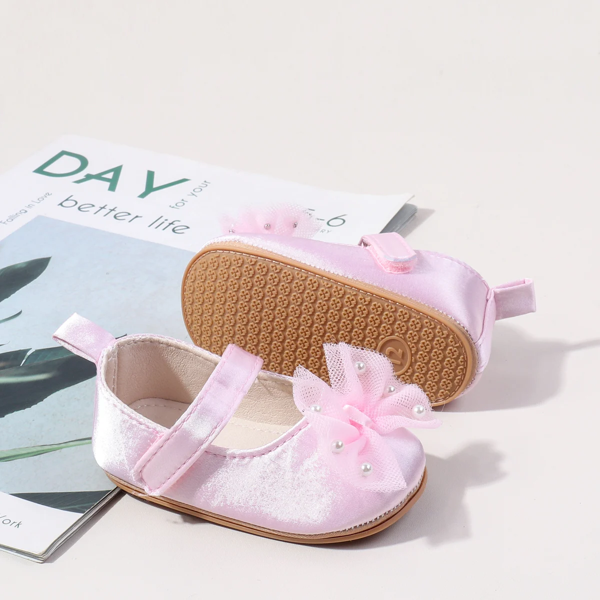 Wholesale Beautiful Flower Design Soft Stain Material Anti-slip Newborn Infant Baby Girls Shoes 2025 details