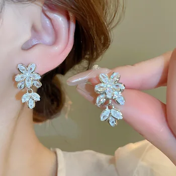 Silver Needle Flower Zircon Luxury Style Versatile Internet Red High Grade Exquisite New Wholesale Stud Earrings for Woman