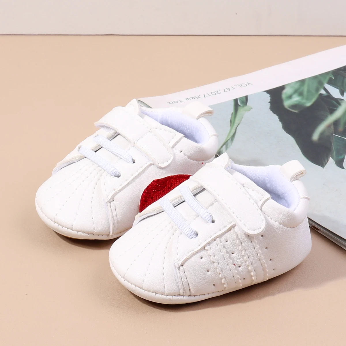 High Quality Unisex Flat Shoes Shiny Baby Shoes with Red Heart Fashion Design Breathable and Hot Selling Wholesale manufacture