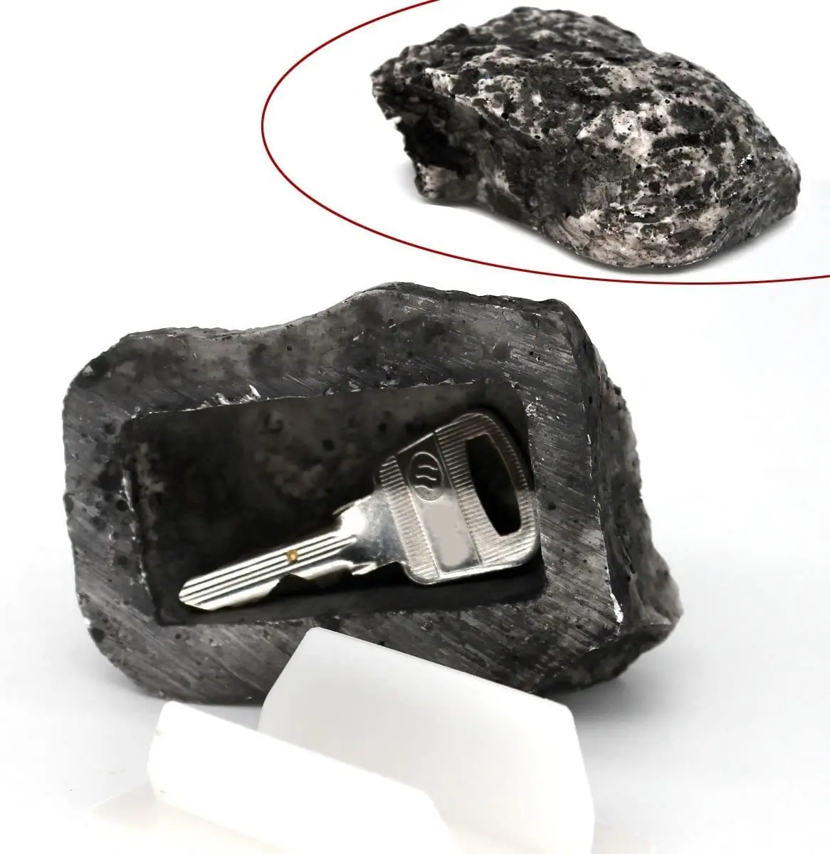 Bosiwee Resin Pine Cone Hidden Key Box Safety Spare Keys Keeper for Outdoor Garden & Yard Hide a Spare Key Fake Rock 