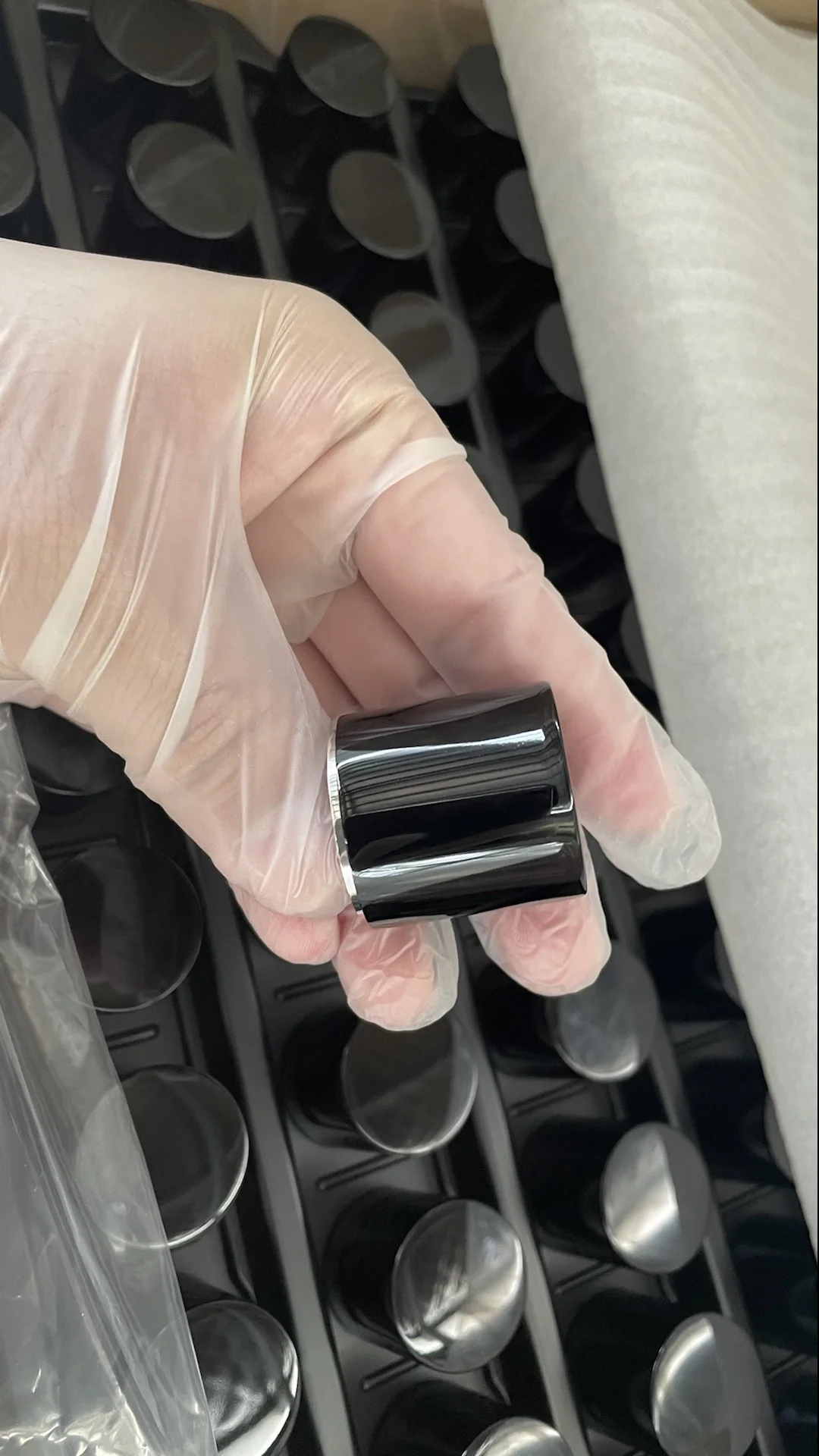 Shiny Black 28mm Non Spill Magnetic Perfume Bottle Cap with Customized Color for FEA 15mm Bottles