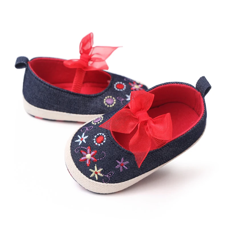 2023 Flower Embroidery Design Soft Sole Denim Newborn Baby Girl Shoes details