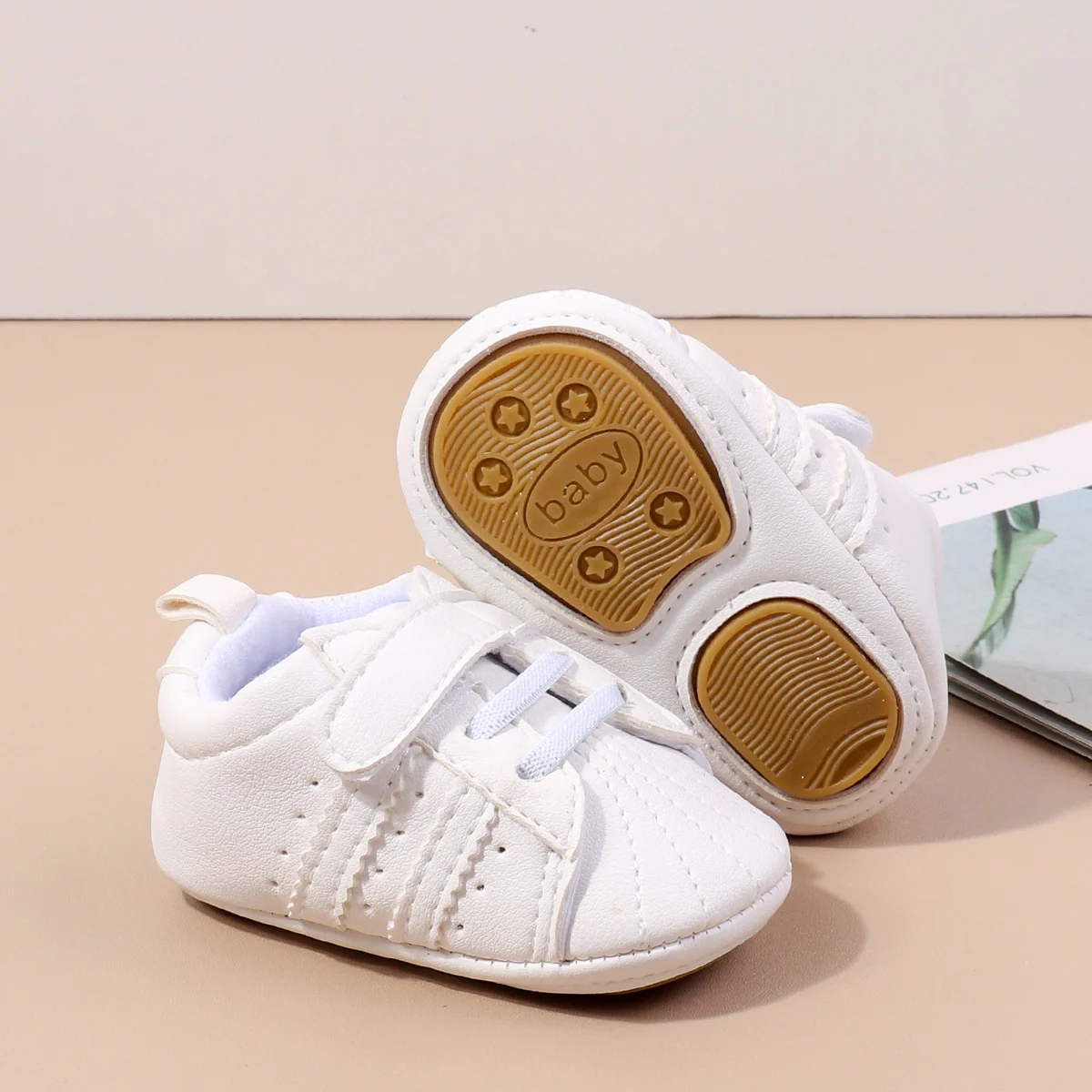 High Quality Unisex Flat Shoes Shiny Baby Shoes with Red Heart Fashion Design Breathable and Hot Selling Wholesale manufacture
