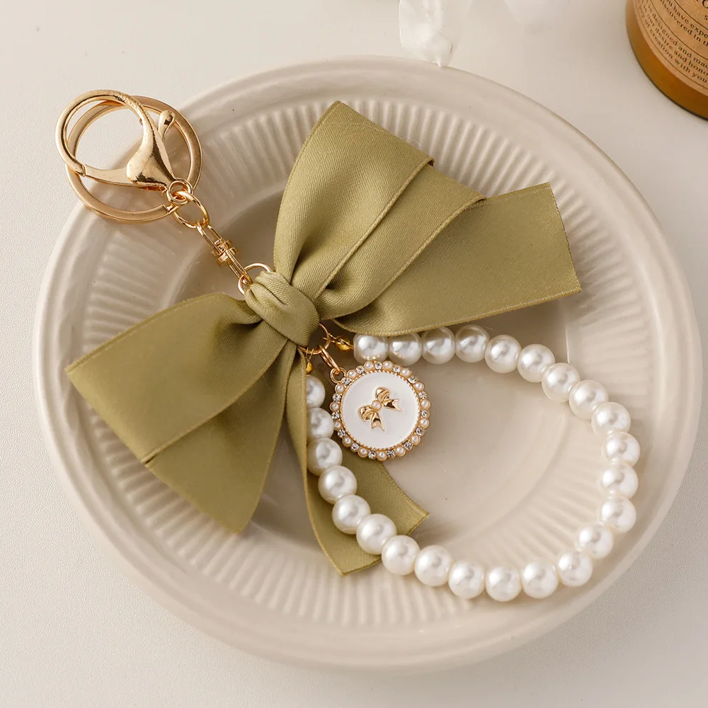 pearl knot wristlet (1)