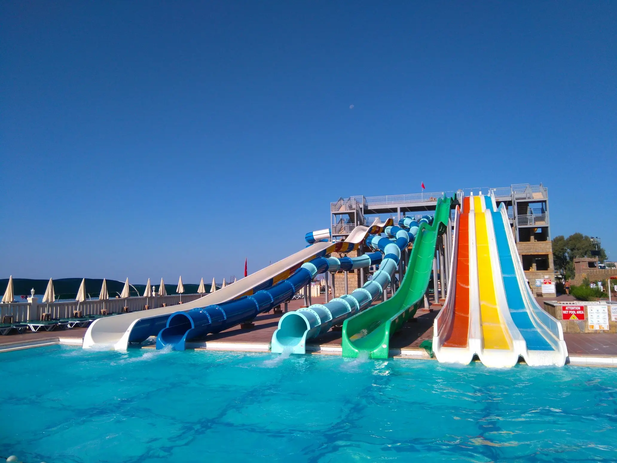 Outdoor Fiberglass Water Park Slide with 6-8mm Thickness and Customized Size for Long Service Life Over 10 Years